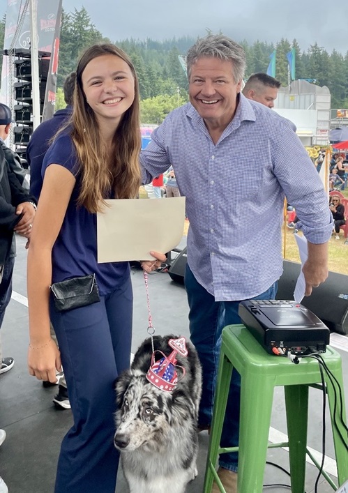 Councilmember Reagan Dunn with the winning critter and its owner