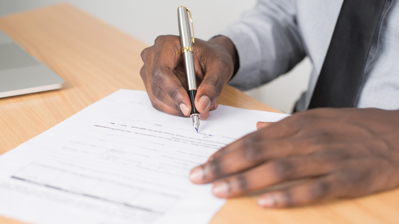 Signing_Contract_01