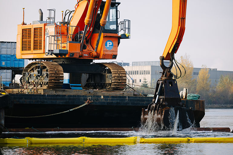 Digger removing polluted sediment from the lower Duwamish River