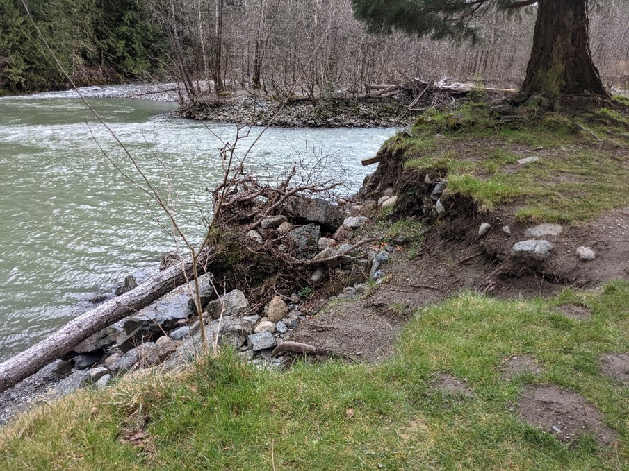 [Arriba se muestra otra vista del dique Mason Thorson Ells dañado. (Marzo de 2019).]