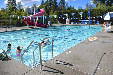 A group of kids play in the pool at Cottage Lake Park