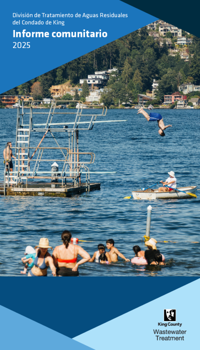 Una animada escena veraniega en el lago Washington, donde la gente nada, practica kayak y bucea desde una plataforma flotante. Al fondo, se ven casas alineadas en una ladera arbolada. La portada muestra el logotipo de la División de Tratamiento de Aguas Residuales del Condado de King y el título "Informe Comunitario 2025".