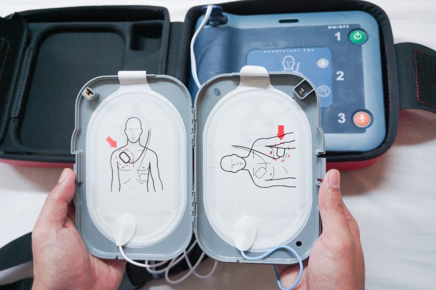Opening an AED unit