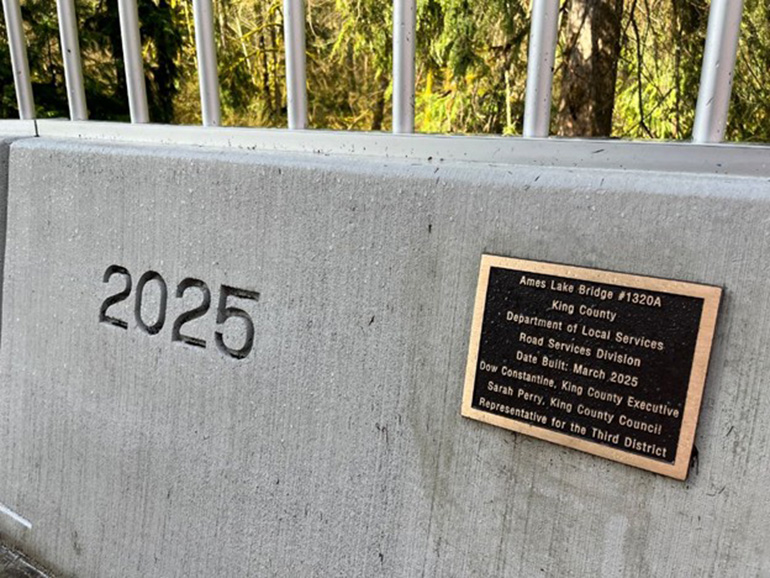 A placard installed on the approach wall of the new bridge, commemorating its establishment