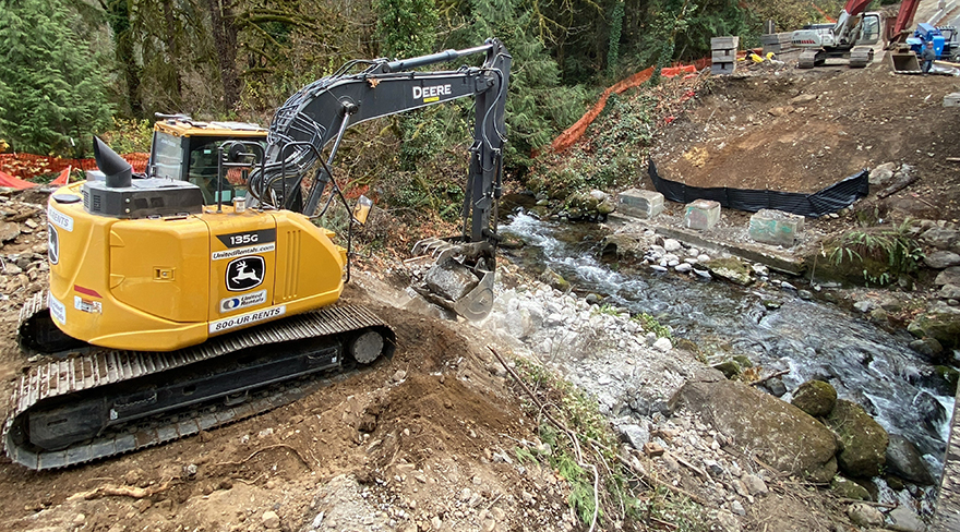 Nov. 21, 2022 – An excavator clears the footing debris from the old bridge.